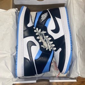 WMNS AIR JORDAN 1 MID 'UNIVERSITY BLUE’